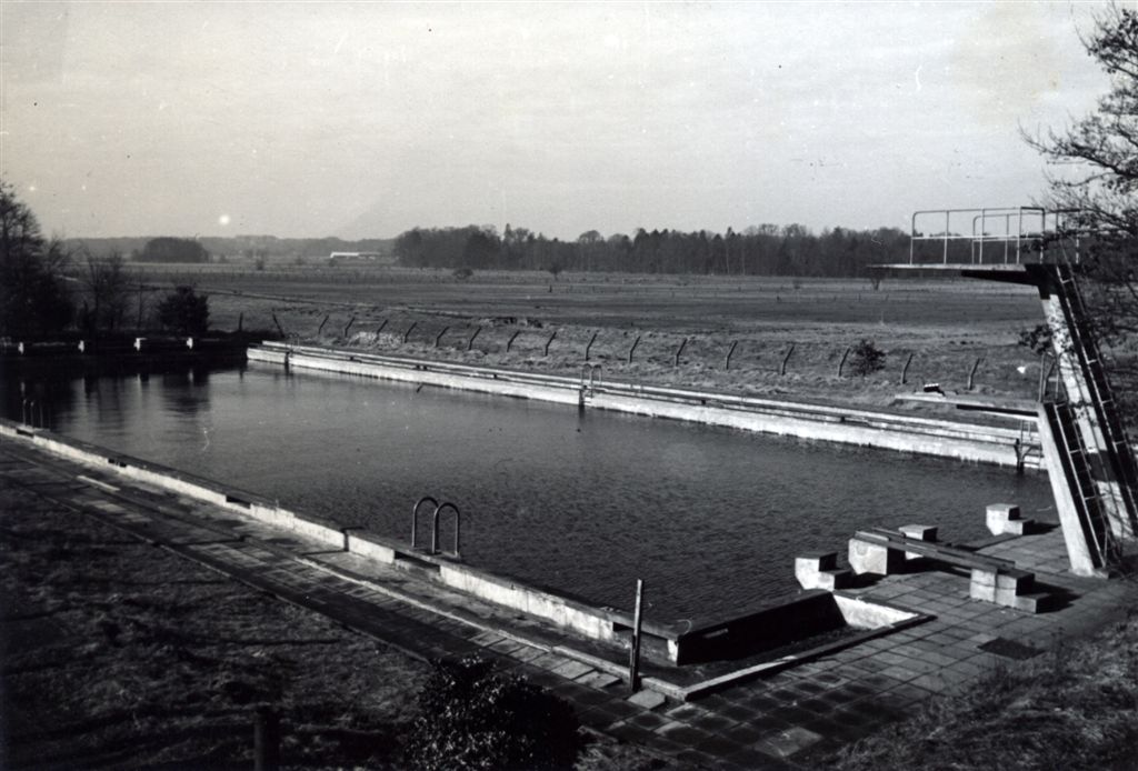 Das Fliegerhorst-Schwimmbad (in den 60er Jahren mit Erde verfüllt)
